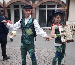 Gaukler in Grün beim Straßenfest   Foto (c) fm